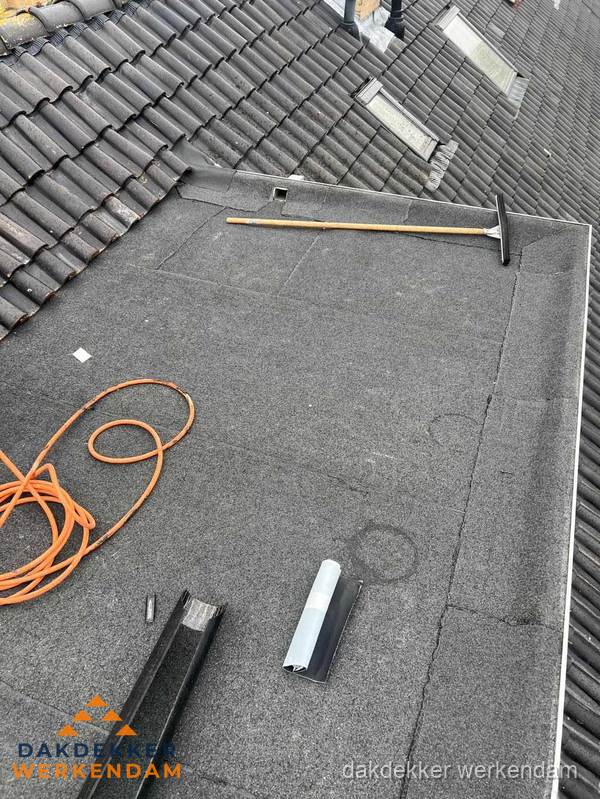 Plat dak reparatie met gereedschap en loodstroken in Werkendam Plat dak reparatie met gereedschap en loodstroken in Werkendam