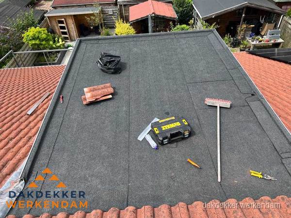 Nieuw plat dak met bitumen dakbedekking in Werkendam