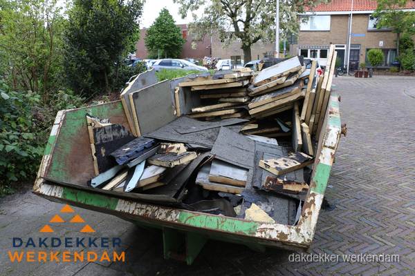 Puincontainer met oud dakmateriaal na dakrenovatie in Werkendam