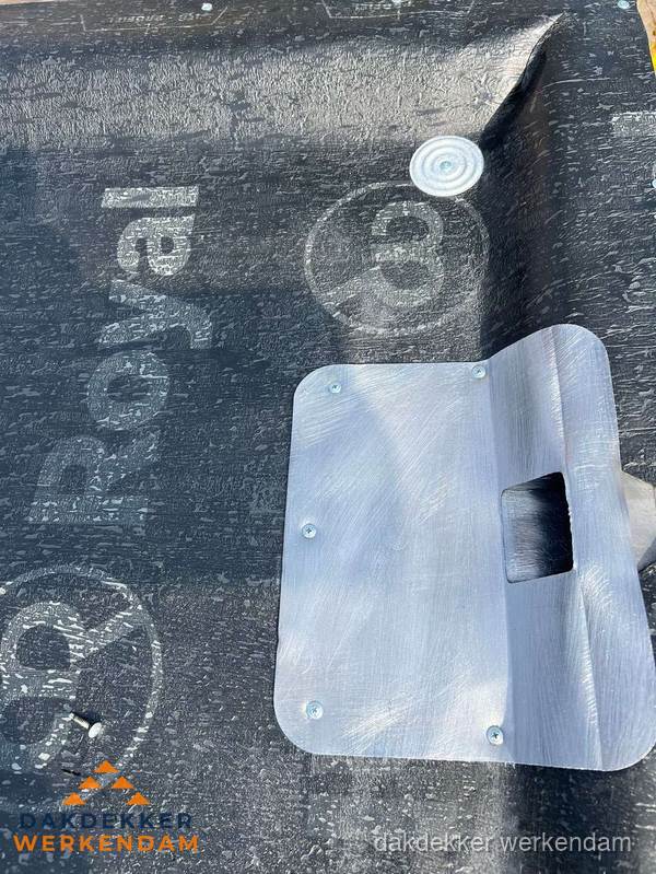 Dakdoorvoer met metalen afvoerplaat op bitumen dak in Werkendam