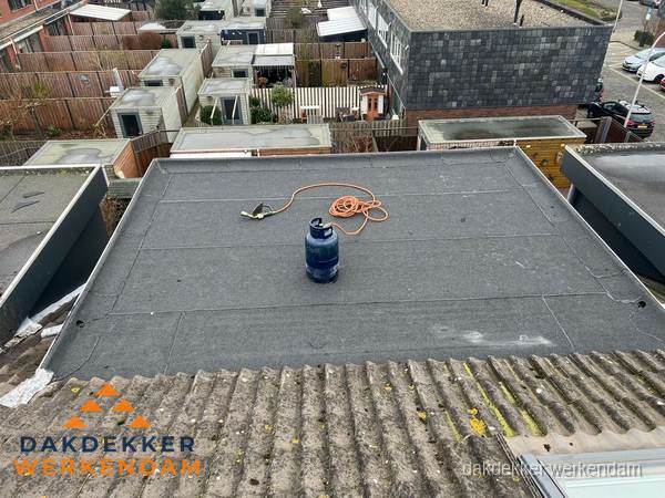 Plat dak met bitumen dakbedekking en brander in Werkendam