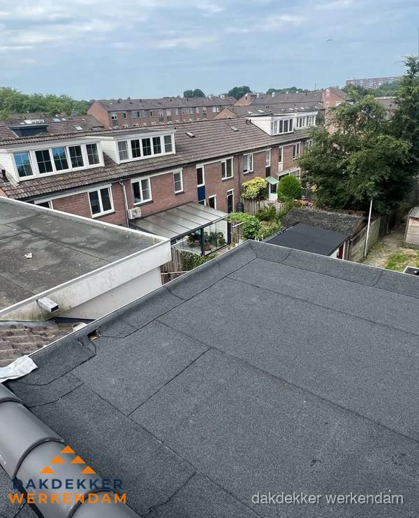 Vernieuwd plat dak met bitumen in woonwijk in Werkendam
