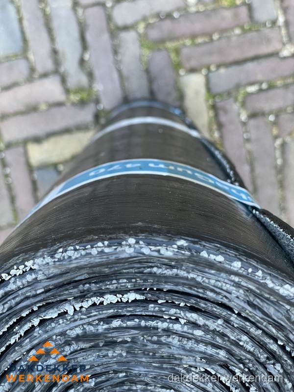 Rol bitumen dakleer met leislag voor plat dak in Werkendam Rol bitumen dakleer met leislag voor plat dak in Werkendam