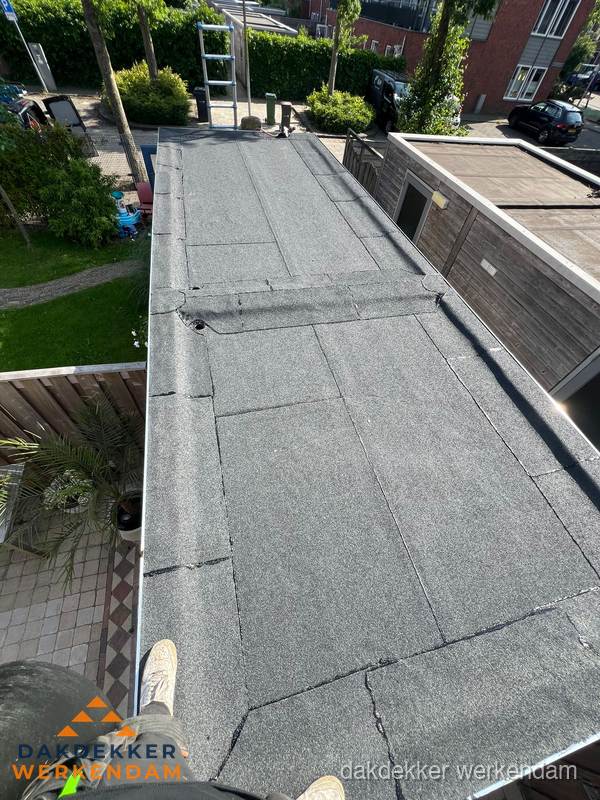 Bitumen plat dak rijtjeswoning vanuit dakdekker perspectief in Werkendam Bitumen plat dak rijtjeswoning vanuit dakdekker perspectief in Werkendam