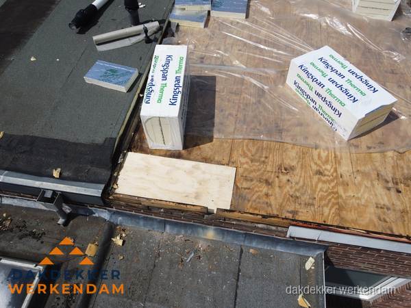 Plat dak isolatie met Kingspan isolatieplaten tijdens renovatie in Werkendam Plat dak isolatie met Kingspan isolatieplaten tijdens renovatie in Werkendam