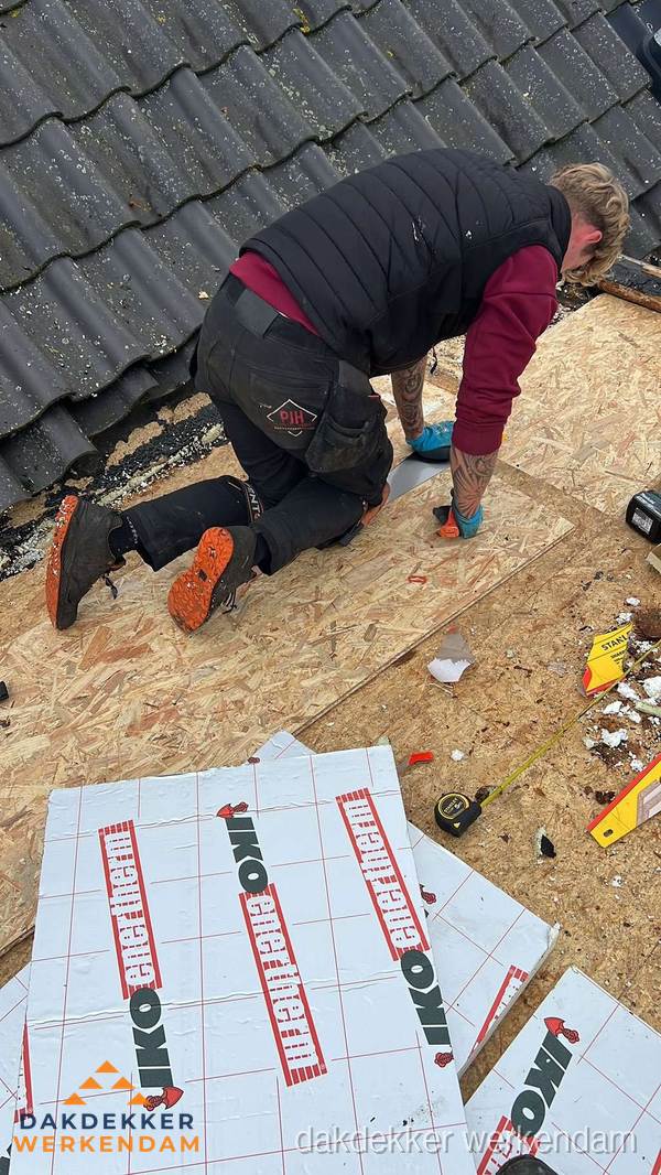 Dakdekker plaatst PIR-isolatieplaten op plat dak in Werkendam