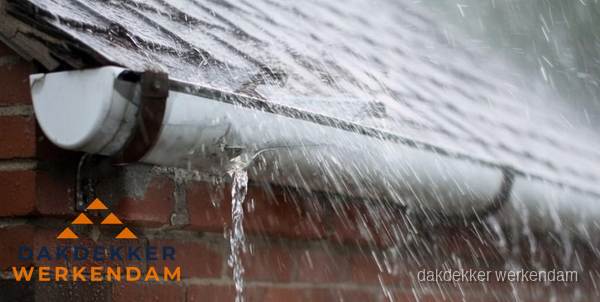 Lekkende dakgoot tijdens regenval in Werkendam Lekkende dakgoot tijdens regenval in Werkendam