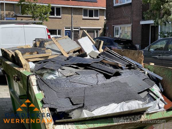 Afvalcontainer met gesloopt dakmateriaal tijdens dakkapel renovatie in Werkendam
