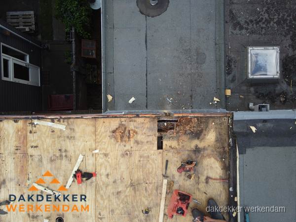 Dakschade en renovatie plat dak vanuit de lucht in Werkendam Dakschade en renovatie plat dak vanuit de lucht in Werkendam