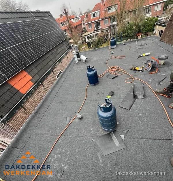 Daklekkage repareren met brandgereedschap op plat dak in Werkendam