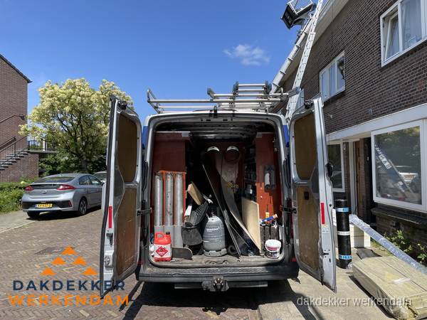 Spoed dakdekker bus met gereedschap en ladder bij woning in Werkendam Spoed dakdekker bus met gereedschap en ladder bij woning in Werkendam