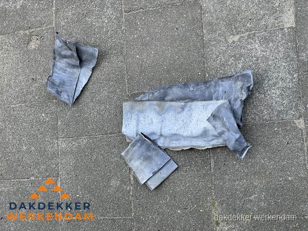 Oude verwijderde loodslabben na vervanging in Werkendam Oude verwijderde loodslabben na vervanging in Werkendam
