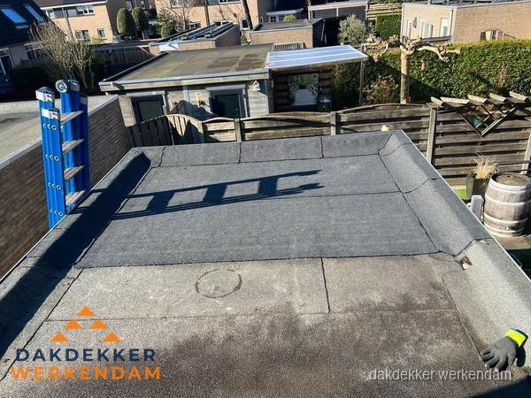 Dakdekker bij bitumen plat dak renovatie in Werkendam