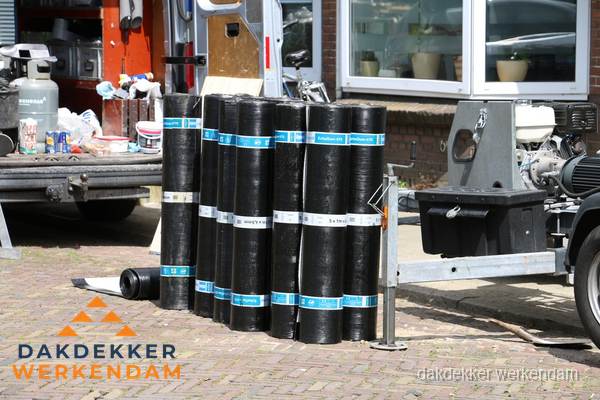 Rollen bitumen dakbedekking klaar voor daklekkage reparatie in Werkendam