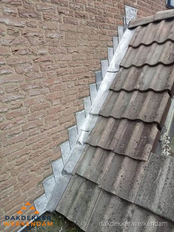 Loodslabben langs dakaansluiting bij bakstenen muur in Werkendam