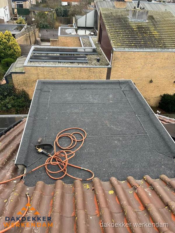 Reparatie aansluiting plat dak en schuin dak in Werkendam