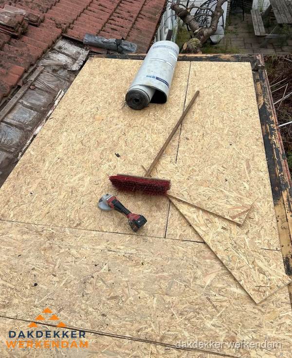 Plat dak vervangen met nieuwe OSB-ondergrond en bitumenrol in Werkendam
