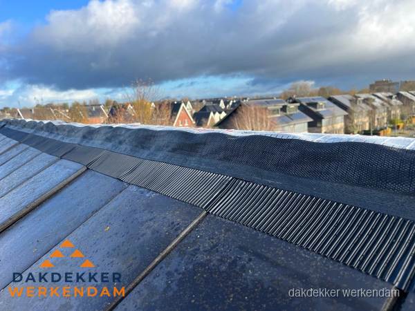 Dakisolatie bij de nok met ventilatieprofiel op schuin dak in Werkendam Dakisolatie bij de nok met ventilatieprofiel op schuin dak in Werkendam