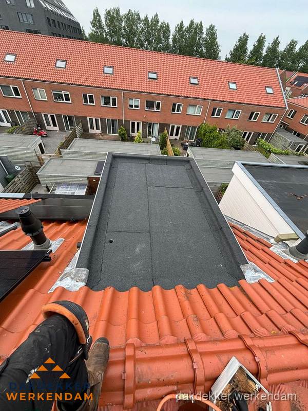 Bitumen dak reparatie op plat dak tussen dakpannen in Werkendam
