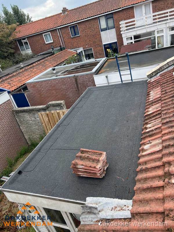 Plat dak aanbouw met bitumen naast schuin pannendak in Werkendam Plat dak aanbouw met bitumen naast schuin pannendak in Werkendam