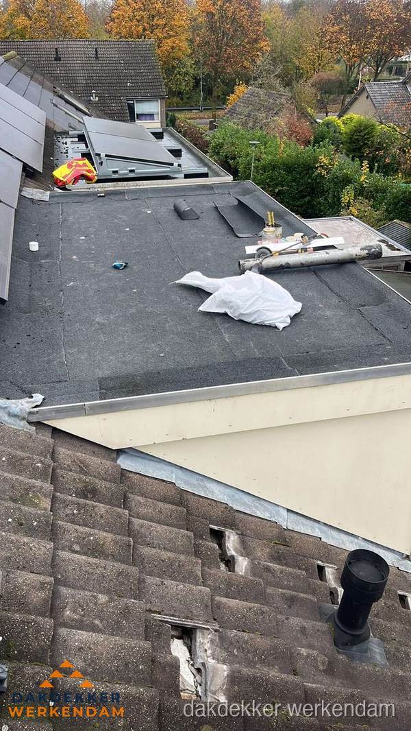 Beschadigde dakbedekking op plat dak voor reparatie in Werkendam Beschadigde dakbedekking op plat dak voor reparatie in Werkendam