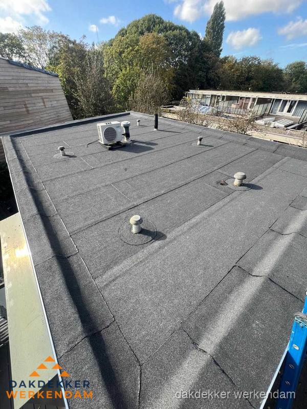 Kosten dakdekker: afgewerkt plat bedrijfsdak met bitumen in Werkendam