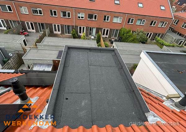 Plat dak met bitumen bedekking naast dakkapel in Werkendam