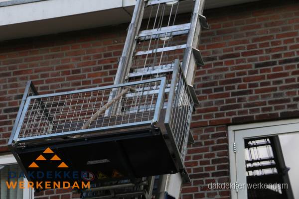Ladderlift met dakpannen voor dakpan reparatie in Werkendam Ladderlift met dakpannen voor dakpan reparatie in Werkendam