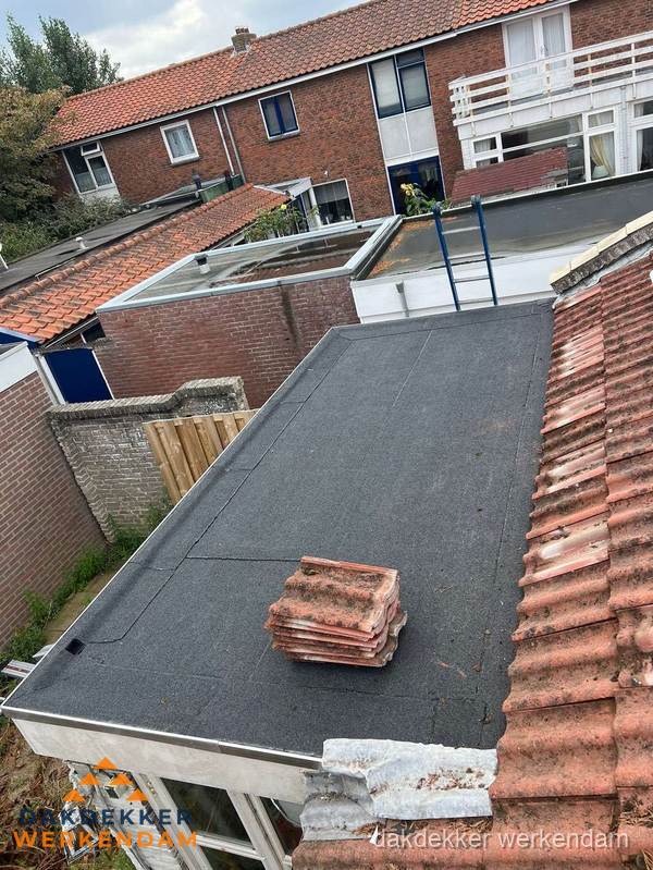 Aanbouw plat dak met reservepannen voor dakpannen vervangen in Werkendam Aanbouw plat dak met reservepannen voor dakpannen vervangen in Werkendam