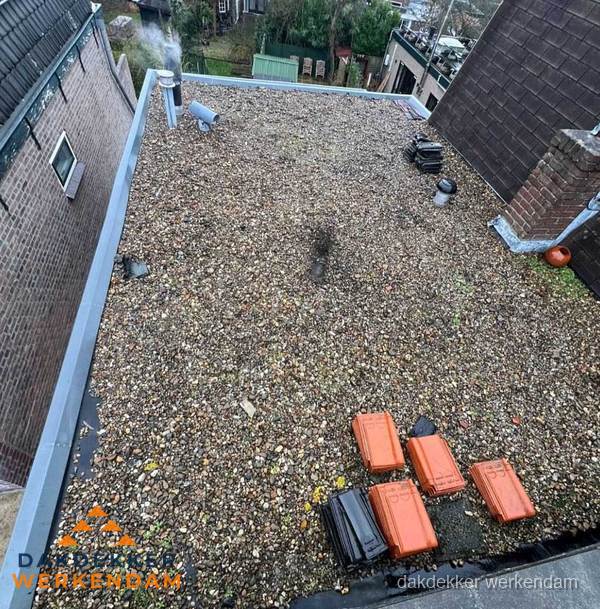 Plat dak met grindballast en dakdoorvoeren in Werkendam Plat dak met grindballast en dakdoorvoeren in Werkendam