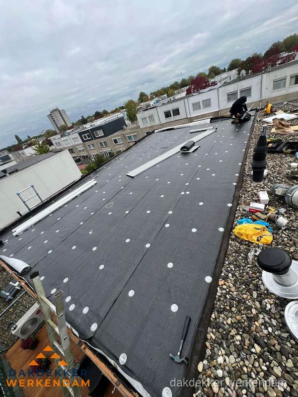 Dakleer vervangen op groot plat dak door dakdekker in Werkendam Dakleer vervangen op groot plat dak door dakdekker in Werkendam