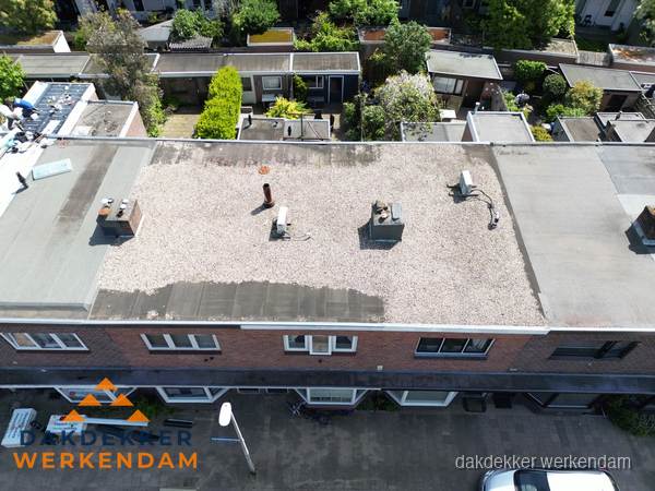 Plat dak met grindballast en dakdoorvoeren in Werkendam Plat dak met grindballast en dakdoorvoeren in Werkendam