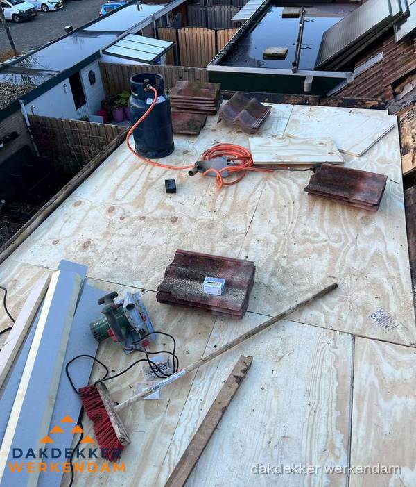 Dakreparatie werkzaamheden op plat dak met gereedschap in Werkendam