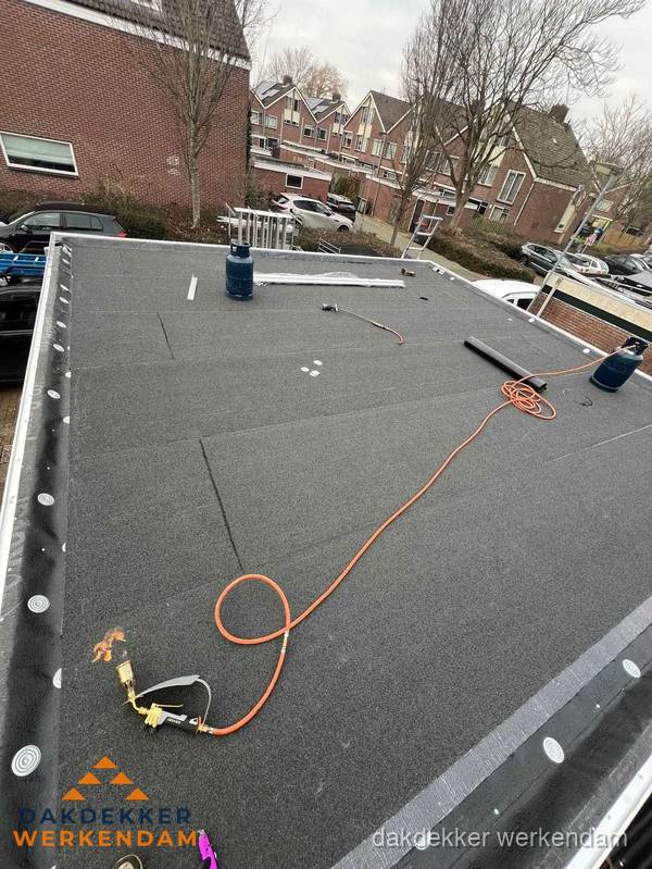 Afgewerkte dakrenovatie met bitumen op plat dak in Werkendam Afgewerkte dakrenovatie met bitumen op plat dak in Werkendam