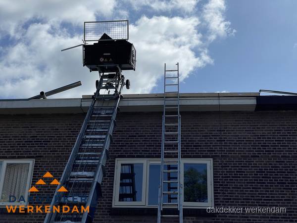 Ladderlift en ladder bij woning voor dakinspectie in Werkendam Ladderlift en ladder bij woning voor dakinspectie in Werkendam