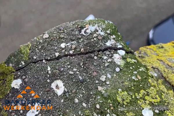 Beschadigde en verweerde nokvorst met scheuren en mos in Werkendam Beschadigde en verweerde nokvorst met scheuren en mos in Werkendam