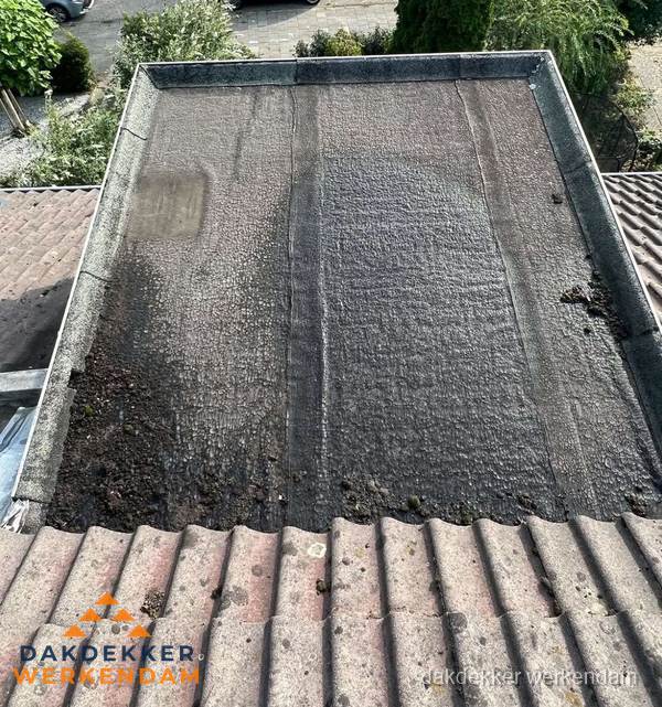 Verouderd plat dak met bitumen en slijtage voor lekkage inspectie in Werkendam Verouderd plat dak met bitumen en slijtage voor lekkage inspectie in Werkendam