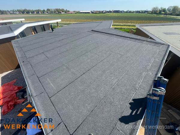 Nieuw bitumen plat dak met uitzicht over landschap in Werkendam Nieuw bitumen plat dak met uitzicht over landschap in Werkendam