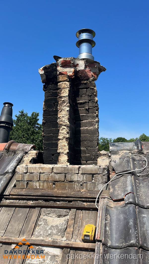 Beschadigde schoorsteen met nieuwe rookgasafvoer op oud dak in Werkendam Beschadigde schoorsteen met nieuwe rookgasafvoer op oud dak in Werkendam