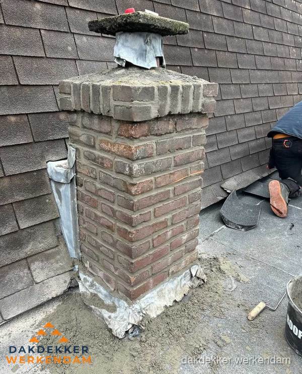 Schoorsteen reparatie met lood en voegwerk op leien dak in Werkendam Schoorsteen reparatie met lood en voegwerk op leien dak in Werkendam