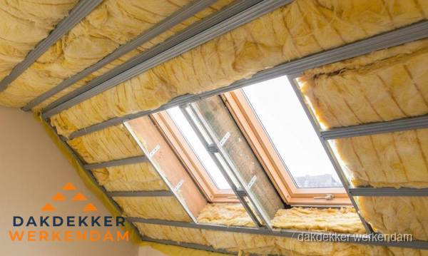 Schuin dak isoleren met glaswol bij dakraam in Werkendam