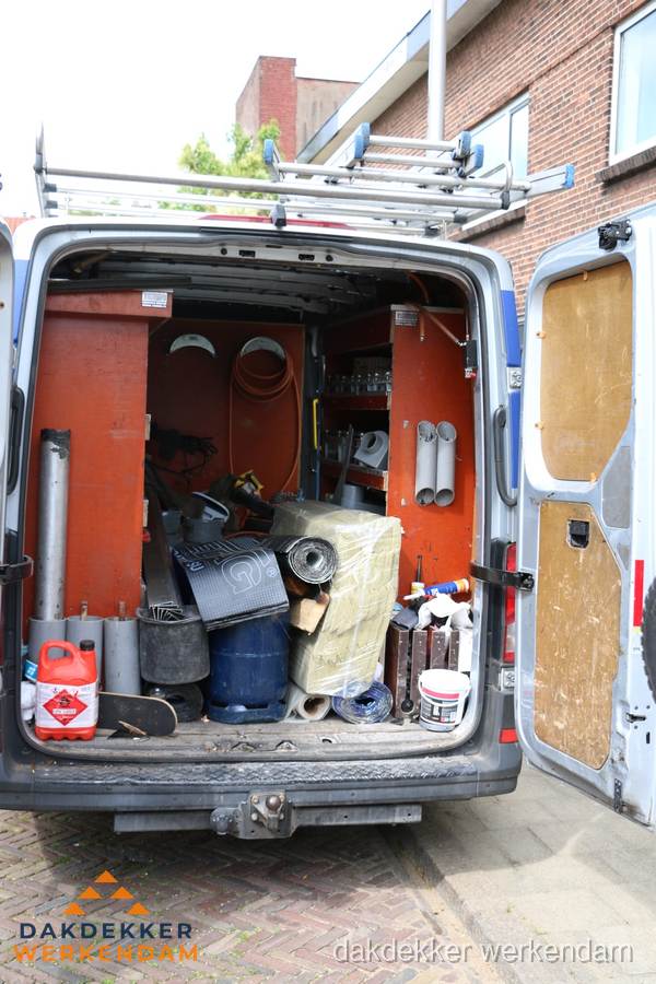 Bedrijfsbus van dakdekker met gereedschap en materialen in Werkendam Bedrijfsbus van dakdekker met gereedschap en materialen in Werkendam