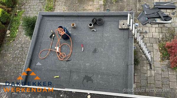 Plat dak met nieuwe bitumen bedekking in Werkendam Plat dak met nieuwe bitumen bedekking in Werkendam