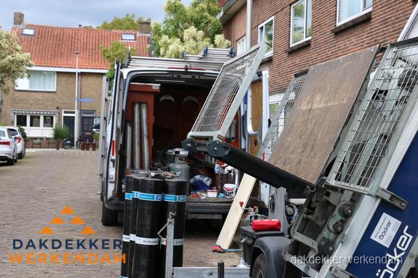 Dakdekkersbusje met materiaal en ladderlift voor dakpannen vervangen in Werkendam
