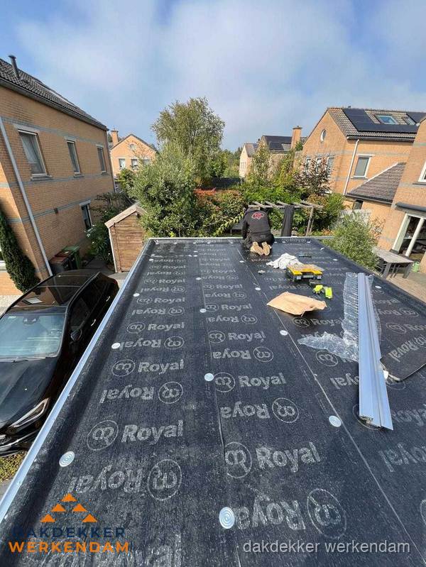 Nieuwe Royal bitumen dakbedekking op plat dak van aanbouw in Werkendam