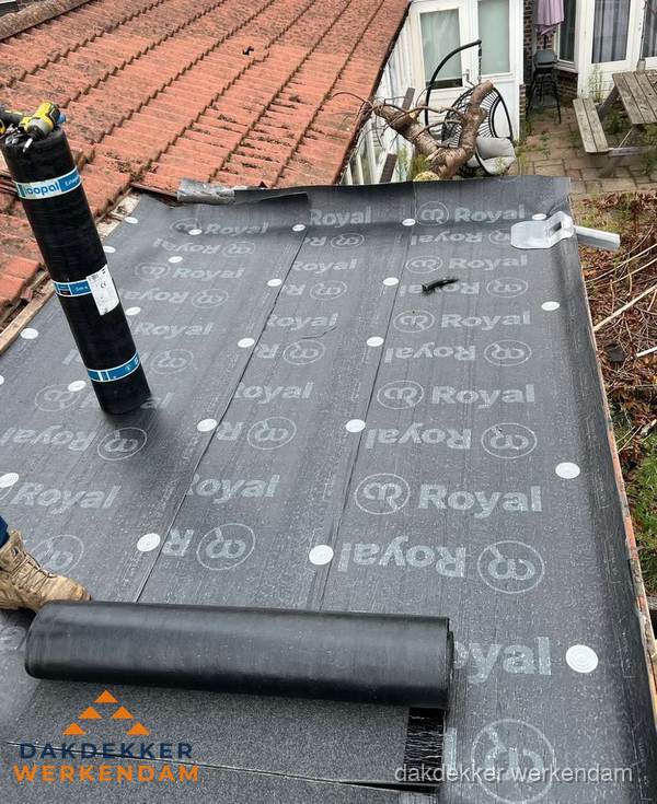 Bitumen dakbedekking leggen op plat dak aanbouw in Werkendam