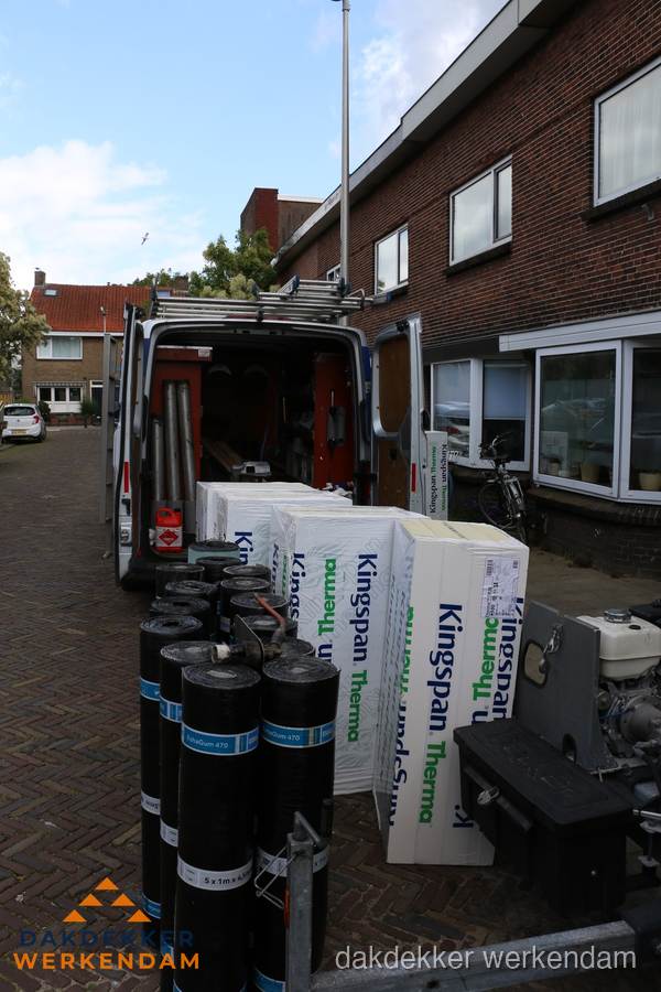 Levering van Kingspan isolatieplaten en bitumenrollen voor dakproject in Werkendam