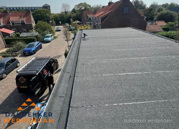 Nieuw bitumen plat dak met uitzicht over woonwijk in Werkendam