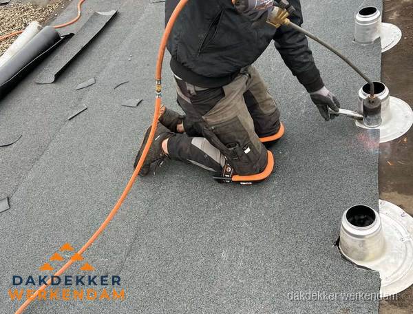 Dakdekker repareert bitumen dakleer bij dakdoorvoer in Werkendam