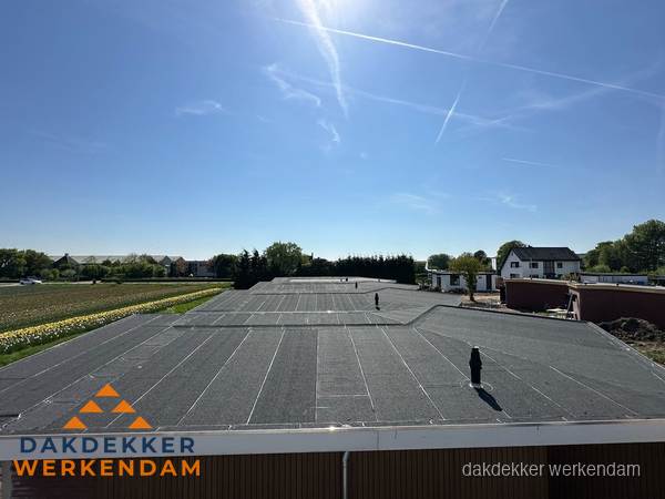 Groot plat dak met bitumen dakbedekking op bedrijfspand in Werkendam Groot plat dak met bitumen dakbedekking op bedrijfspand in Werkendam